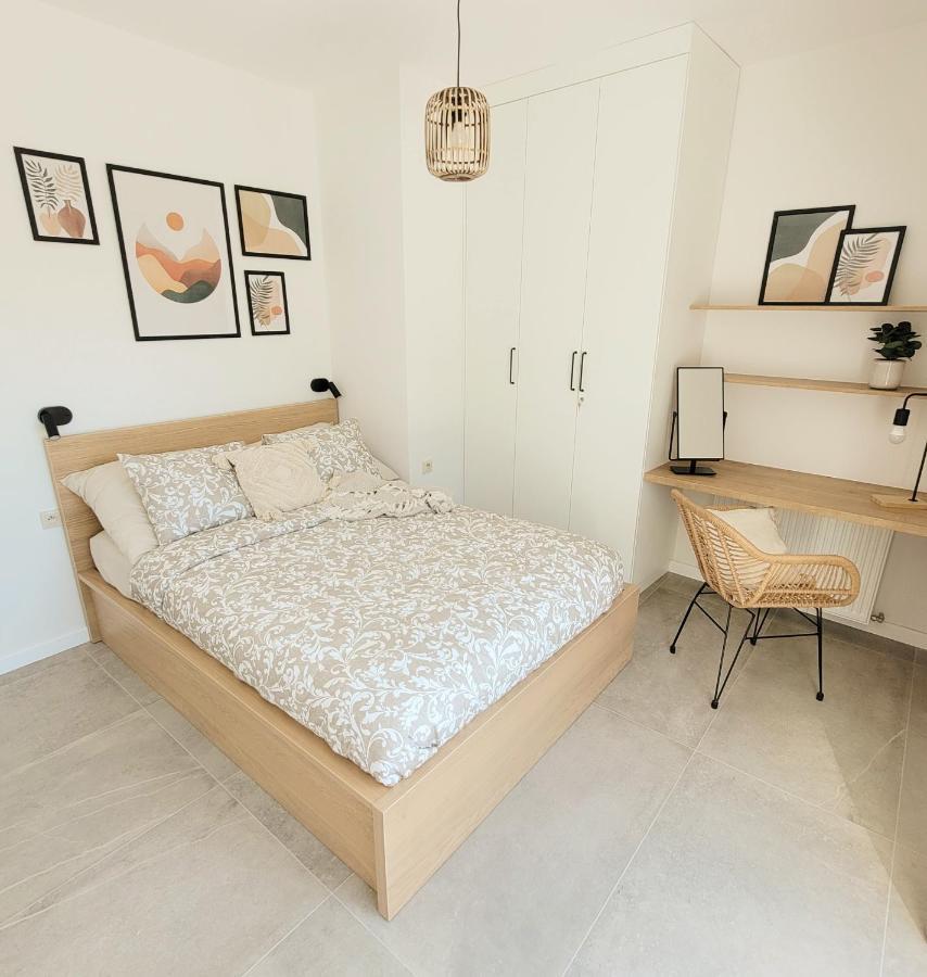 Pine Point Apartament With Terrace, Shared Pool, Tennis Court Поберово Екстериор снимка